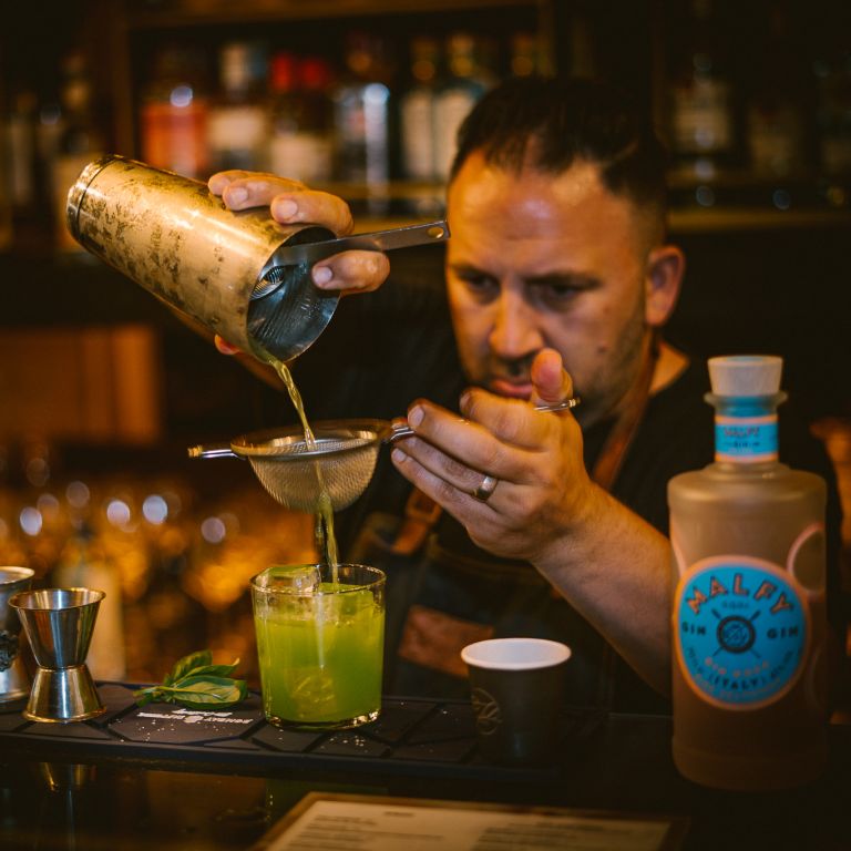 Zubereitung eines Aperetivos durch preisgekrönten Barkeeper im Fili inFreiburg